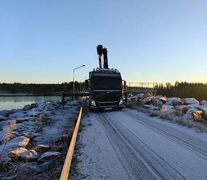Volvo-kranbil på väg till uppdrag en vintermorgon